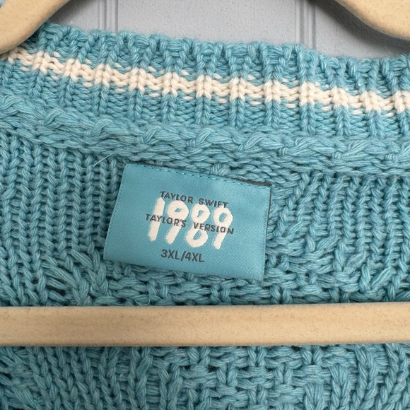 Taylor Swift 1989 Official Cardigan w/minor flaw - Picture 6 of 6